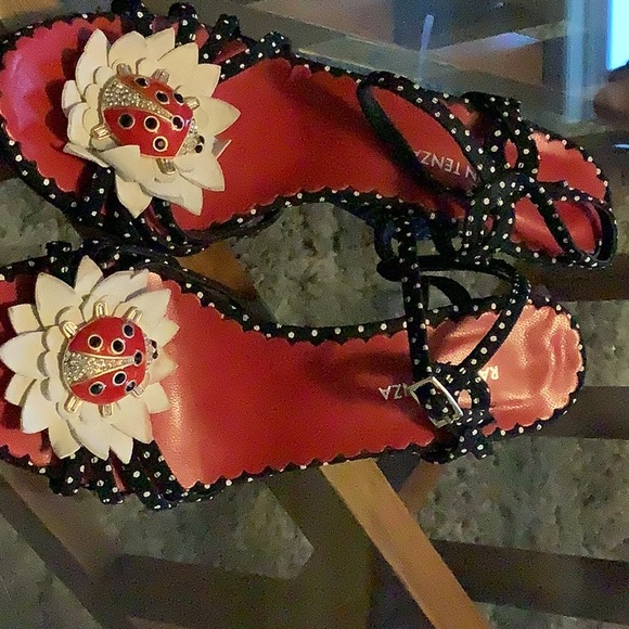 Retro wedge lady bug wedges - the flower is bent a little but still gorgeous - Picture 3 of 9